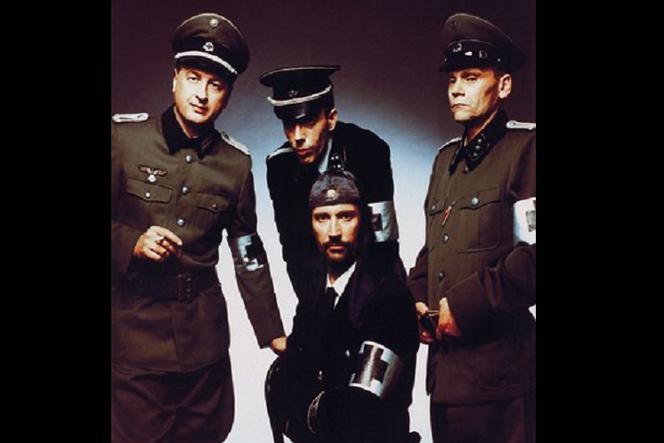 Zespół Laibach słynie z kontrowersyjnych stylizacji scenicznych.