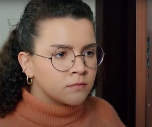 Policja znajduje ciało porywacza Ragipa i przychodzi po Melis. Ta chwyta za broń! Szybko okazuje się jednak, że to tylko zły sen Feraye.