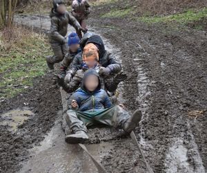 Nietypowy kulig na Śląsku. Zamiast śniegu błoto, a zamiast konia samochód terenowy. 