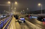 Zima zaskoczyła kierowców! Pierwszy śnieg wprowadził zamęt na stołecznych ulicach. Kilkadziesiąt rozbitych aut