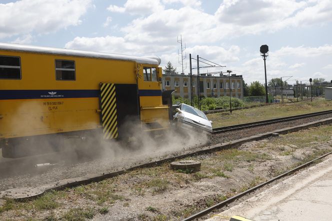 Kontrolowane zderzenie pociągu z osobówką