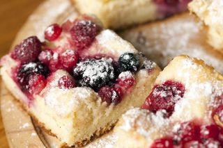 Biorę kefir i garść owoców leśnych. Błyskawicznie piekę przepyszne domowe ciasto 