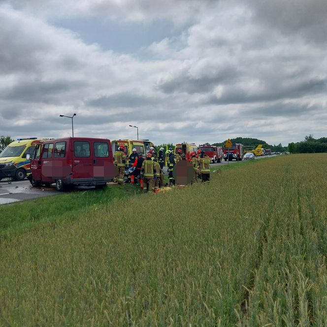 Wypadek busa i osobówki pod Łęczycą. Kilkanaście osób poszkodowanych [ZDJĘCIA]