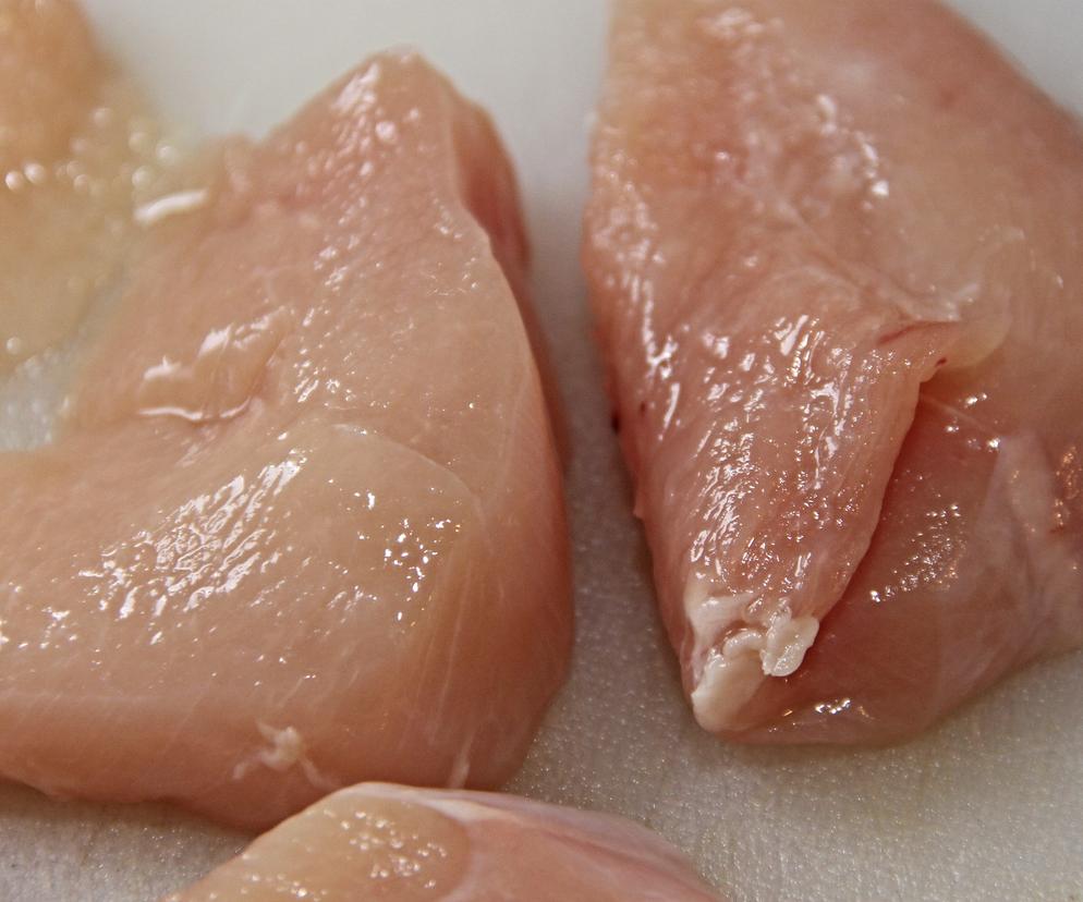 Choroba białych włókien w filetach z kurczaka. Porażający raport z popularnych supermarketów
