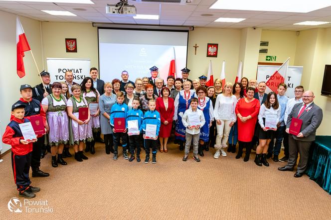 „Niech połączy nas hymn” - piękna, kolorowa premiera w siedzibie Starostwa Powiatowego