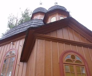 Ten drewniany kościół jest perłą na mapie Małopolski. Kiedyś parafianie nie mogli się w nim modlić 