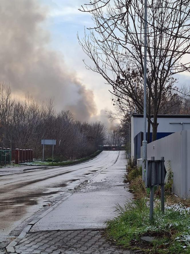 Pożar zakładów chemicznych w Chorzowie. Kłęby dymu nad miastem