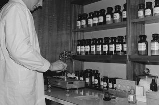 Quiz PRL: Katar, kaszel, ból głowy. Jak leczono się w PRL-u? Rozwiąż quiz i przenieś się w czasie