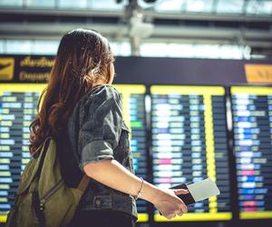 LOT zostawił 13-latkę na lotnisku, mimo ważnego biletu. Skandaliczne i bezduszne decyzje