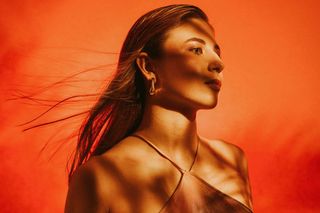 Martyna Wrochna maluje w nowym singlu O nas