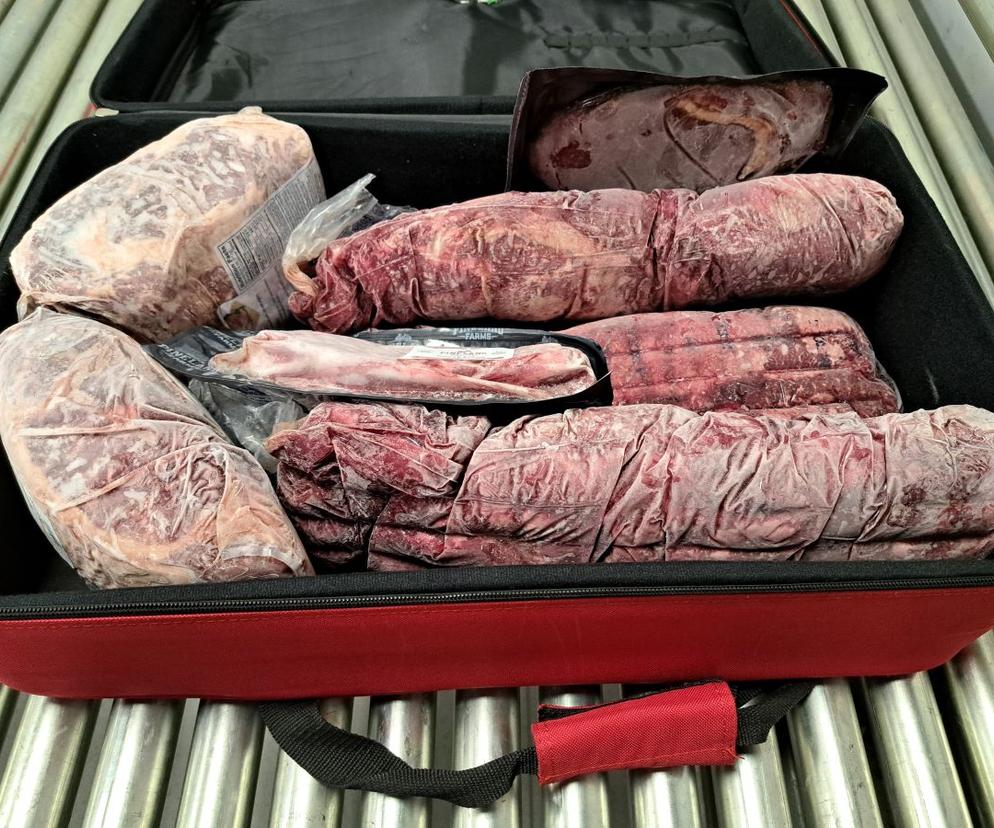  Walizka pełna mięsa! Przyleciał z USA z 14 kilogramami wałówki. Przecierali oczy ze zdumienia