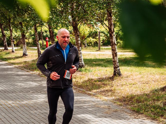Sportowe emocje w Chorzowie. 150 biegaczy wystartowało w 6. edycji Chorzowskiej Dychy