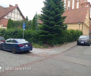 „Mistrzowie parkowania” rozjeżdżają historyczną część Olsztyna. Posypały się mandaty