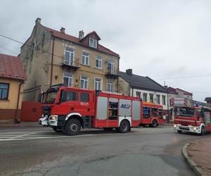 Pożar w kamienicy przy Iłżeckie w Starchowicach! W niedzielny poranek służby w akcji