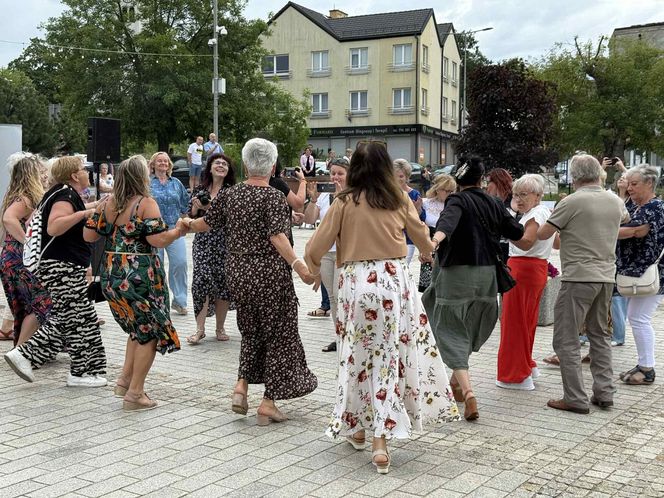 Starachowickie potańcówki na Rynku. Międzypokoleniowa zabawa pełna radości! Zobacz niezapomniane zdjęcia