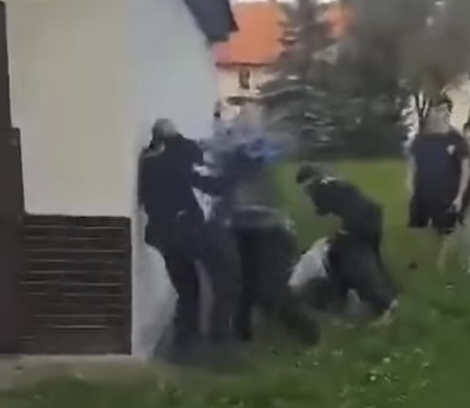 Pobili policjantów w Pastuchowie