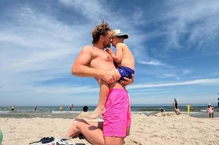 Sebastian Fabijański ruszył z synem na wakacje. Pokazał, jak spędzają czas!