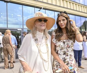 Weronika Rosati z rodzicami na Derbach w Warszawie. Na czerwonym dywanie pojawił się tłum gwiazd!