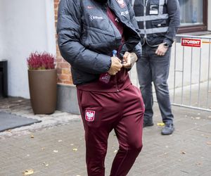 Reprezentacja zmokła na spacerze. Lewandowski się krył przed deszczem