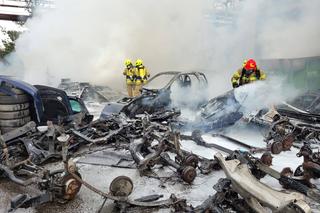 Pożar składowiska samochodów w Czerwionce-Leszczynach 