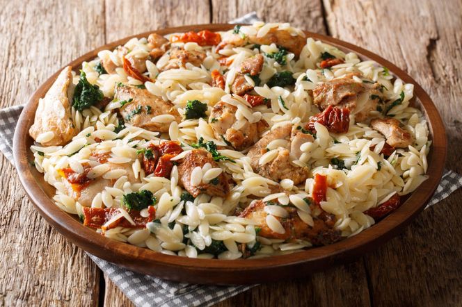 Obłędne orzo z kurczakiem – kremowe danie jednogarnkowe, które zrobisz w pół godziny