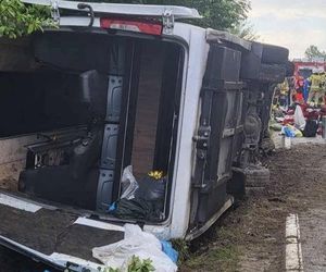 Autokar z dziećmi wylądował w rowie! Sześć osób rannych, droga zablokowana [AKTUALIZACJA]