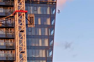 Coraz więcej szkła na Hanza Tower. Najwyższy budynek w Szczecinie odsłania swoje oblicze [ZDJĘCIA]