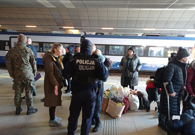 Patrole policji na dworcu w Krakowie