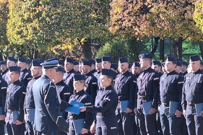 Uroczyste zakończenie szkolenia policyjnego w Katowicach. Ponad 200 nowych policjnatów