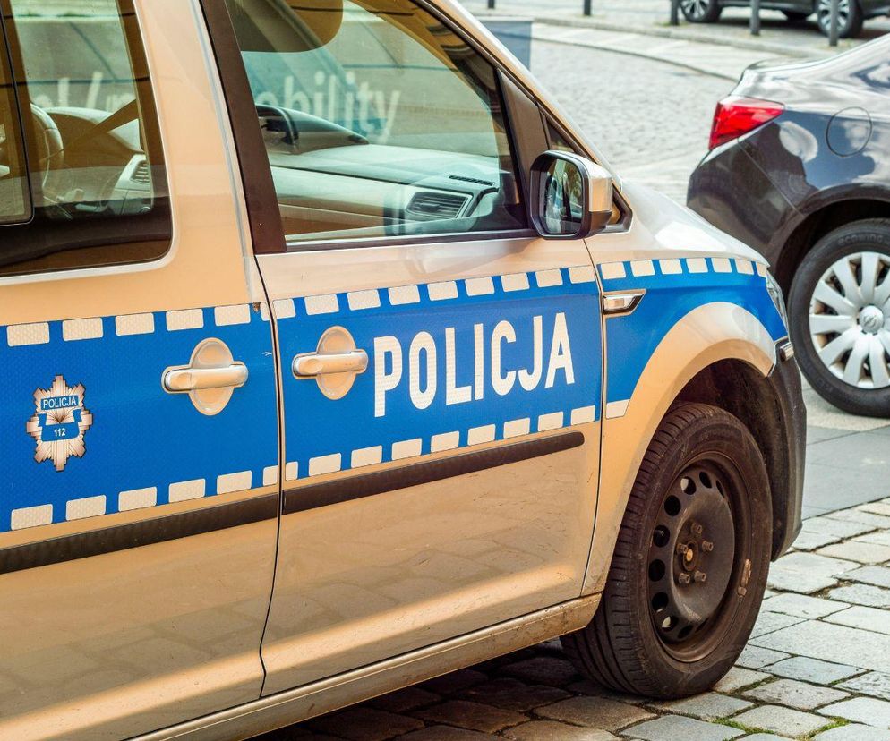 Palił się stary żuk na parkingu przed blokiem w Bydgoszczy. W środku mieszkali ludzie