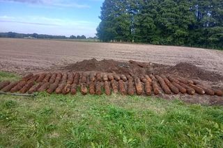 Rolnik odkrył śmiercionośny sekret! Ponad 50 pocisków z II wojny światowej w polu