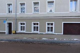 Chodnik sięga ludziom do parapetu