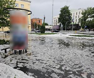 Nawałnica nad Gnieznem. Miasto zalały strumienie wody po ulewie i gradobiciu [ZDJĘCIA].