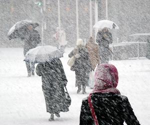 Zima nie odpuszcza. Wichury, gołoledź i 25 cm śniegu