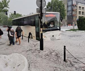 Nawałnica nad Gnieznem. Miasto zalały strumienie wody po ulewie i gradobiciu [ZDJĘCIA].