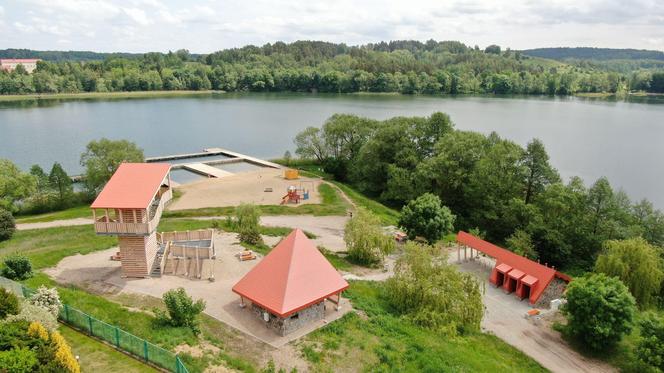 Ogromny pomost i piaszczysta plaża. To miejsce na Mazurach przyciąga tłumy turystów. Zobacz zdjęcia