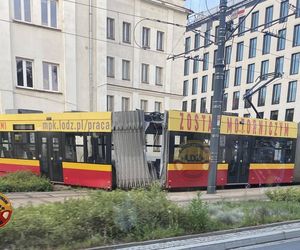 Łódź. Tramwaj wykoleił się po zderzeniu z autem. Zatrzymał się kilkanaście centymetrów przed budynkiem