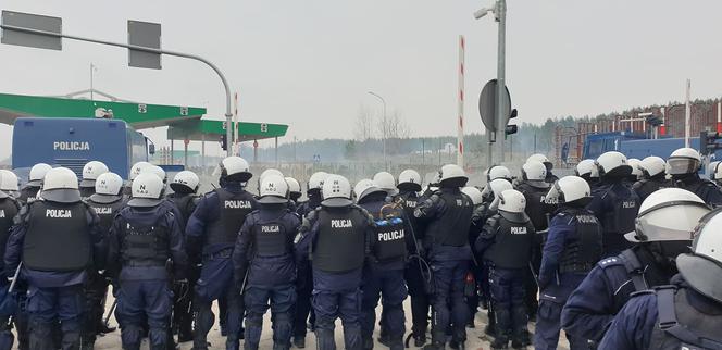 Kuźnica. Atak migrantów na przejście graniczne 16.11.2021