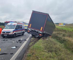 Osobówka zderzyła się z dwoma ciężarówkami w Grudziądzu. Trzy osoby w szpitalu [ZDJĘCIA] 