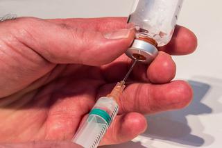 Kontrola NFZ w rzeszowskim Medyku. Chodzi o wielokrotne używanie strzykawek do szczepienia!
