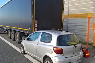 Wypadek na A1. Samochód wjechał w tył ciężarówki