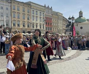 Polonez wiosenny na Rynku Głównym w Krakowie