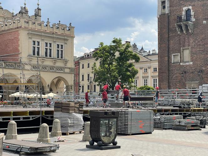 Kontrowersyjna budowa na Rynku Głównym w Krakowie. Mieszkańcy podzieleni