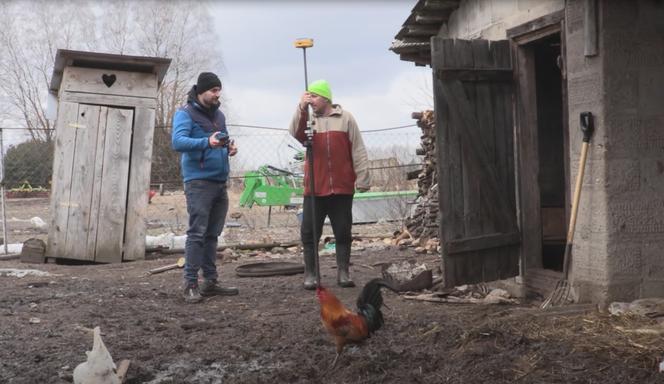 Rolnicy. Podlasie. Geodeci w gospodarstwie Gienka i Andrzeja