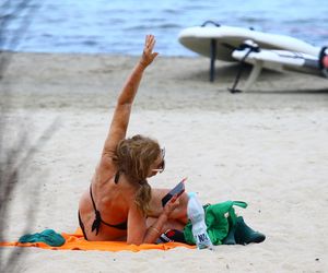 Agnieszka Fitkau-Perepeczko na plaży w Sopocie