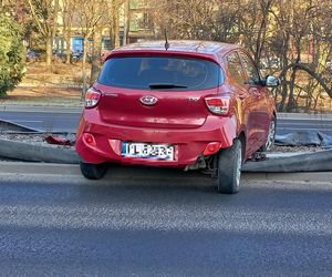 Kolizja przy zmianie pasa w Lesznie. Ciągnik siodłowy uderzył w osobówkę