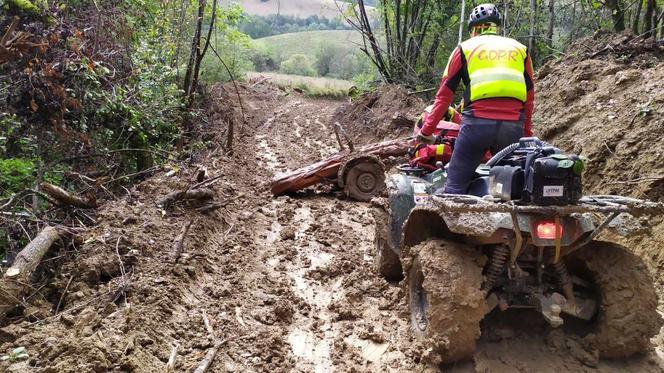  Ratownicy z GOPR Bieszczady, żeby pomóc choremu musieli przedrzeć się przez błoto