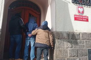 Uprowadzili mężczyznę, dręczyli i przypalali żelazkiem