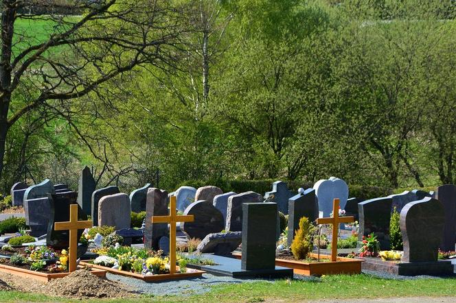 Wszystkich Świętych 2020: Czy bełchatowianie odwiedzą groby? Czy 1 listopada cmentarze będą OTWARTE?  