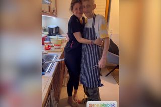 Tomasz Jakubiak wrócił do swojej kuchni. Żona nie odstępuje go na krok